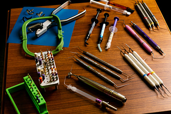 根管治療で使用する様々な専門治療器具の一覧