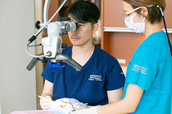 長時間の治療を可能にするマイクロスコープ治療風景