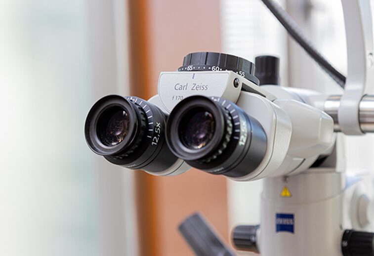 保険診療と自費診療の違いを示した表とマイクロスコープのイメージ